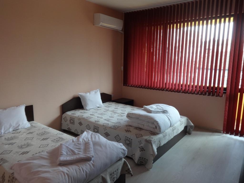 Guest House Karaulanov Elhovo  エクステリア 写真