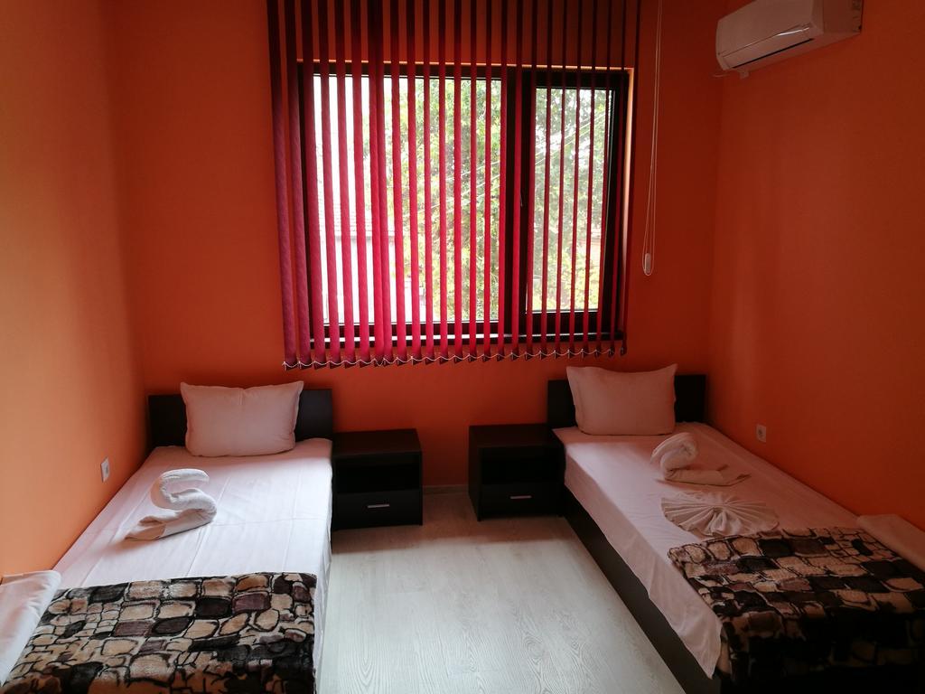 Guest House Karaulanov Elhovo  エクステリア 写真