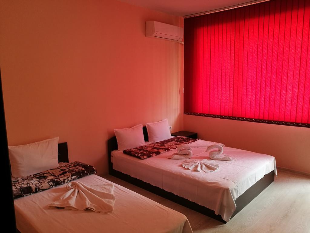 Guest House Karaulanov Elhovo  エクステリア 写真