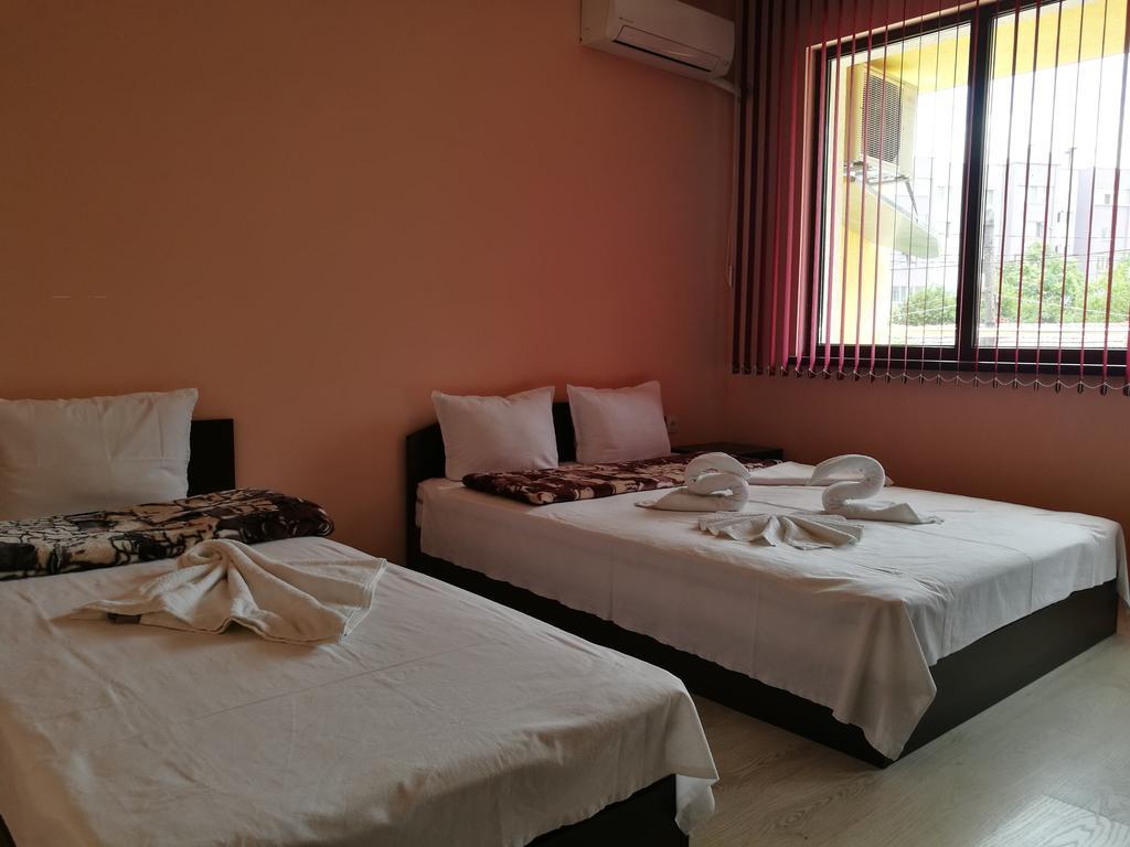 Guest House Karaulanov Elhovo  エクステリア 写真