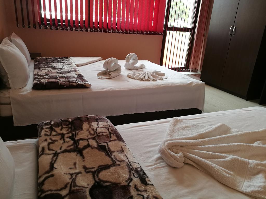 Guest House Karaulanov Elhovo  エクステリア 写真