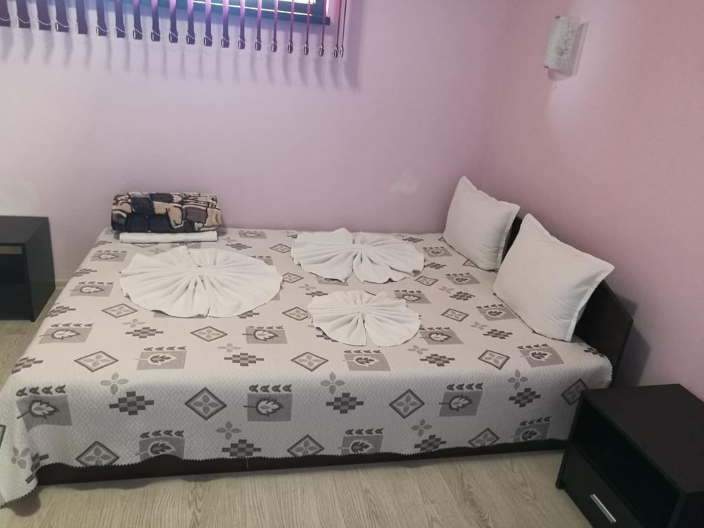 Guest House Karaulanov Elhovo  エクステリア 写真