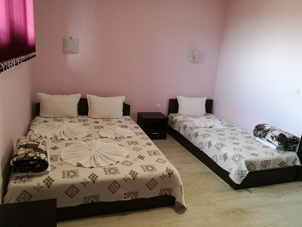 Guest House Karaulanov Elhovo  エクステリア 写真