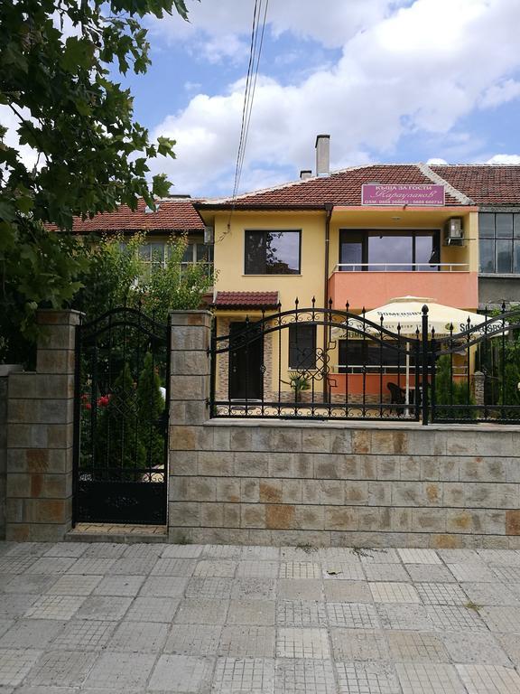 Guest House Karaulanov Elhovo  エクステリア 写真